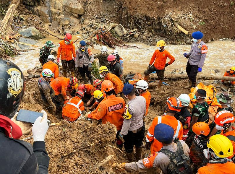 Polri Temukan Lima Jenazah Korban Longsor Cianjur, Ada Ibu dan Anak Dalam Kondisi Berpelukan