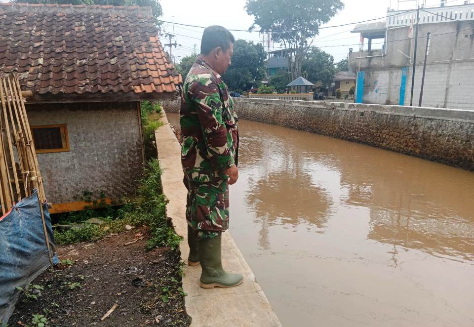 Antisipasi Dampak Cuaca Ekstrem, Satgas Citarum Sektor 21 Subsektor 01 Cek Rutin Debit Air Sungai dan Gencarkan Imbauan