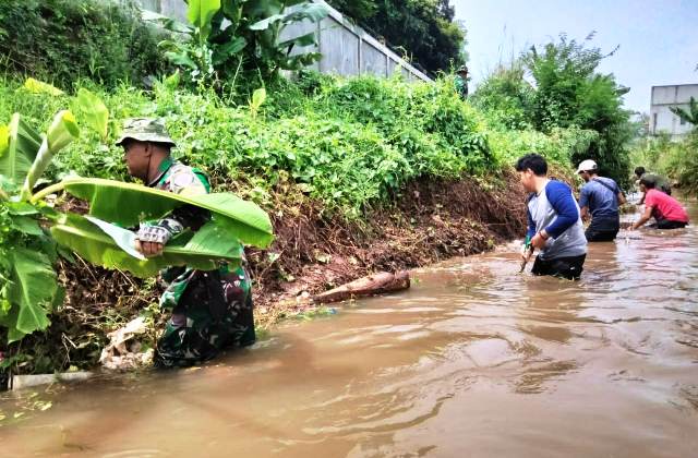 Rawat Sungai, Satgas Citarum Sektor 21 Subsektor 15 Babad Tanaman Liar di Bantaran Cimande
