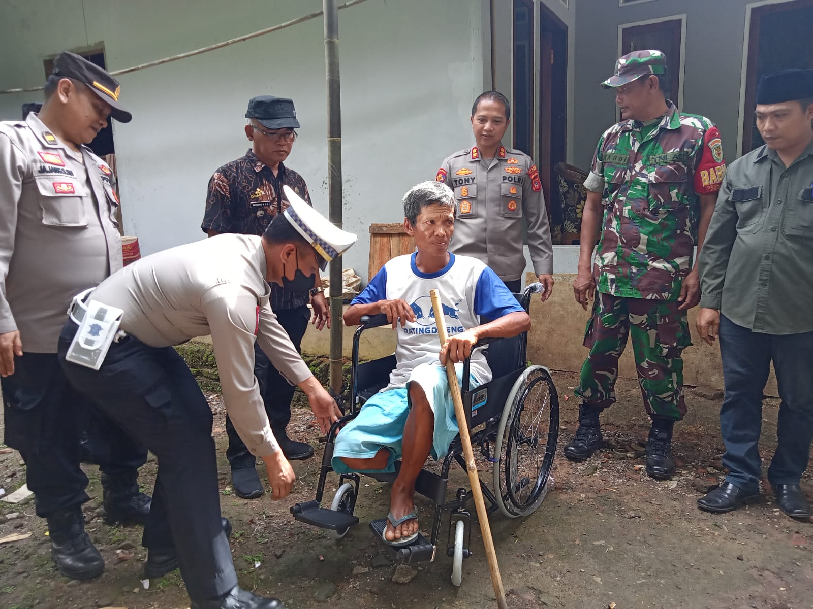 Kapolres Ciamis Memberikan Bantuan Sosial Kepada Warga Penyandang Disabilitas Di Kecamatan Pamarican Kapolres Ciamis Memberikan Bantuan Sosial Kepada Warga Penyandang Disabilitas Di Kecamatan Pamarican