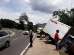 Personel Polsek Kadipaten Bantu Evakuasi Mobil Box Yang Terperosok Dan Menabrak Pembatas Jalan
