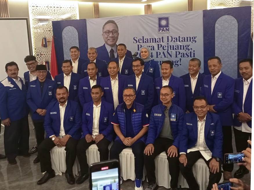 Kenalkan Anggota Baru, Zulkifli Hasan Sematkan Atribut PAN Kepada Barisan Purnawirawan TNI dan Uya Kuya