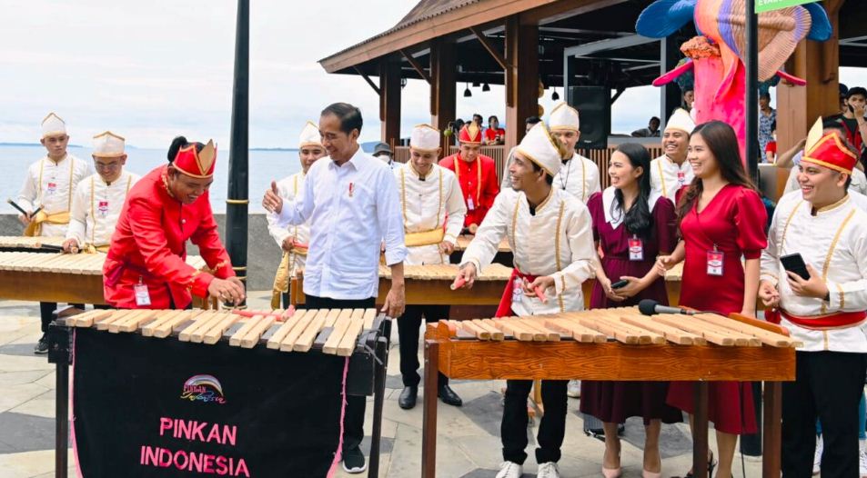 Presiden Jokowi Nikmati Alunan Musik Kolintang Di Pantai Malalayang Manado