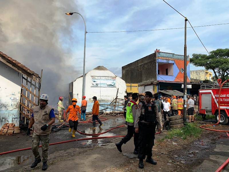 Pasar Besi Dan Burung Terbakar, Sat Samapta Polres Tasikmalaya Kota Bantu Pengamanan Lokasi
