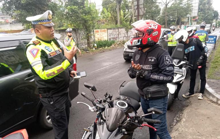Polisi Tertibkan Dan Tindak Tegas Sepeda Motor Berknalpot Tidak Sesuai Standar Dengan Tilang ETLE Mobile