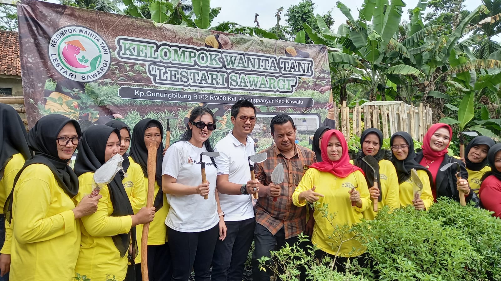 Dadan Tri Yudianto Berikan Bantuan Alat Pertanian Untuk KWT Lestari Sawargi