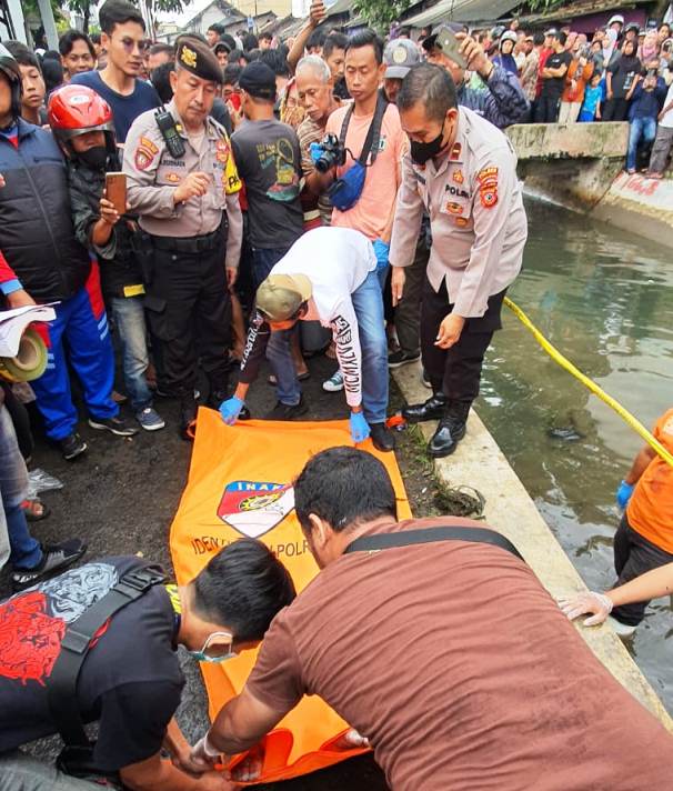 Warga Tawang Kota Tasik Dikagetkan Penemuan Sesosok Mayat Mengambang Di Sungai Cimulu