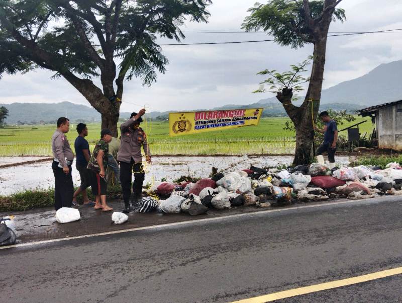 Polri Peduli lingkungan, Pasang Spanduk Imbauan Dilarang Buang Sampah Sembarangan