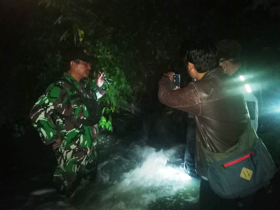 Satgas Citarum Sektor 21 dan DLH Kota Cimahi Kolaborasi Patroli Malam Aliran Sungai