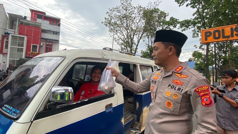 Kapolres Garut dan Jajaran Bagikan Takjil Gratis