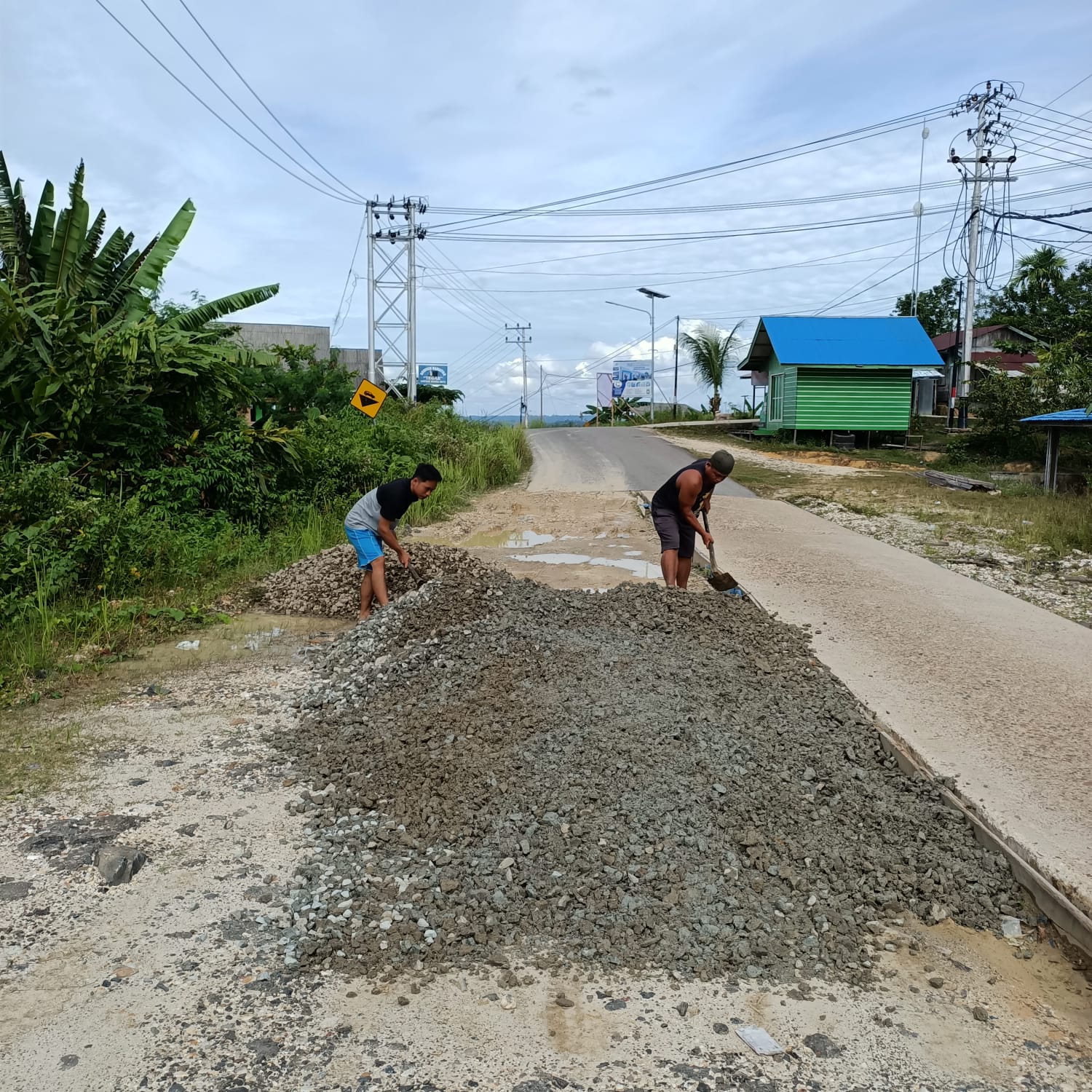 Gotong Royong Dengan Swadaya Perbaiki Akses Jalan Kabupaten 