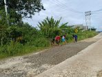 Gotong Royong Dengan Swadaya Perbaiki Akses Jalan Kabupaten