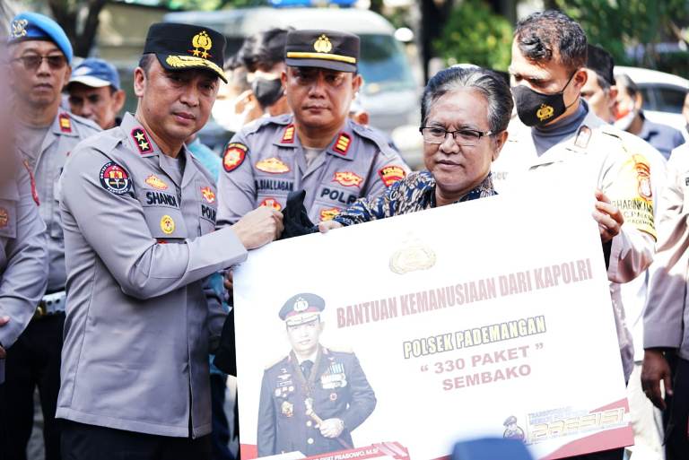 Wujud Kepedulian Kapolri ke Masyarakat, Dua Ribu Paket Bansos Disebar ke Warga Jakarta Utara