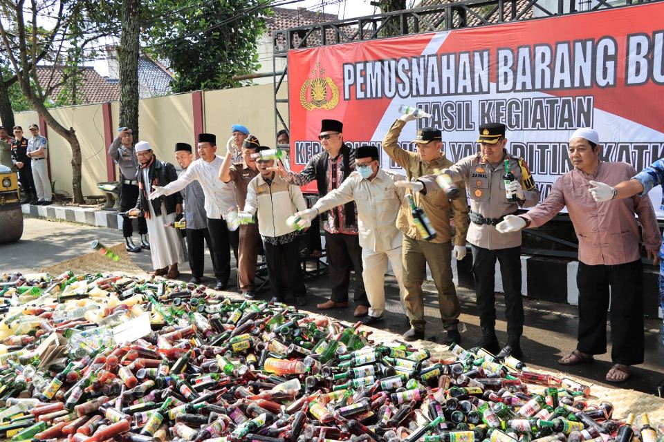Polres Tasik Kota Musnahkan Ribuan Botol Miras dan Petasan Yang Disita Selama Ramadhan
