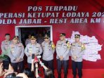 Kabaharkam Polri Bersama Kapolda Jabar Tinjau Pos Pam Terpadu KM 57 Tol Jakarta Cikampek