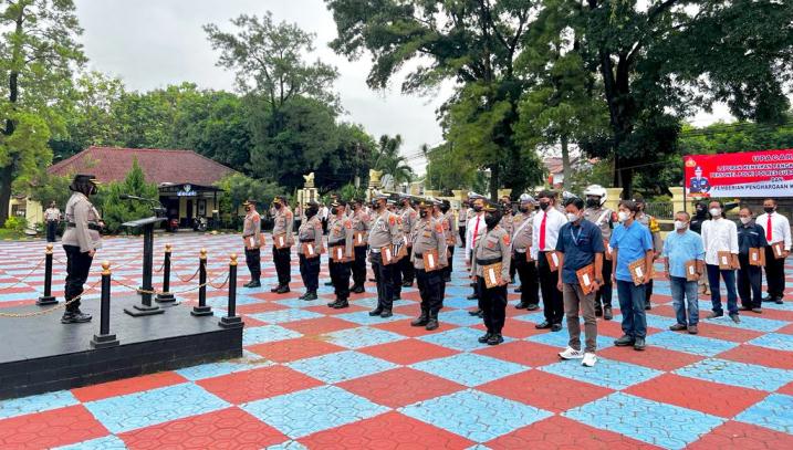 Kapolres Subang Beri Penghargaan Personel Berdedikasi dan Berkinerja Baik Dalam Pelaksanaan Operasi Ketupat Lodaya 2023