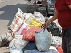 Warga Sagulingbabakan Kawalu Minta Pemkot Tasikmalaya Atasi Sampah Menumpuk di Pinggir Jalan