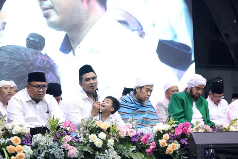 Bersholawat di Sarang Rembang, Habib Syekh Sampaikan Rasa Rindunya Pada Mbah Moen