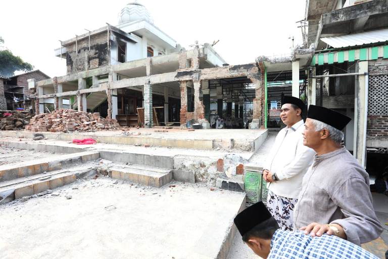 Kunjungi Lokasi Bekas Kebakaran Ponpes, Taj Yasin Serahkan Bantuan dan Semangati Santri