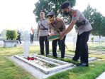Rangkaian Peringatan Hari Bhayangkara Ke-77, Kapolda Jabar Upacara Ziarah Rombongan dan Tabur Bunga di TMP Cikutra