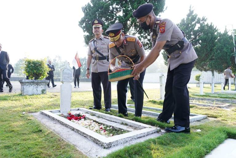 Rangkaian Peringatan Hari Bhayangkara Ke-77, Kapolda Jabar Upacara Ziarah Rombongan dan Tabur Bunga di TMP Cikutra