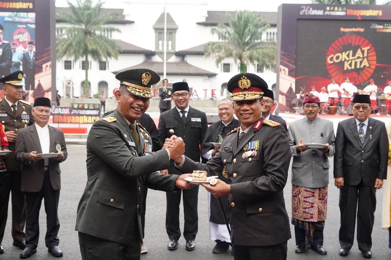 Kasdam III/Siliwangi Hadiri Peringatan HUT ke-77 Bhayangkara di Gasibu Bandung