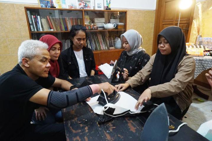 Ganjar Kunjungi Tactic Plastik, Studio Seni Sampah Plastik di Yogyakarta