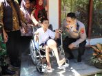 Amin Maulana Pengidap Kanker Tulang Mendapat Bantuan Kursi Roda Dari Kapolres Tasikmalaya Kota