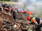 Sat Brimob Polda Jabar Gotong Royong Bersama TNI dan Warga Bersihkan Sungai Ciwulan