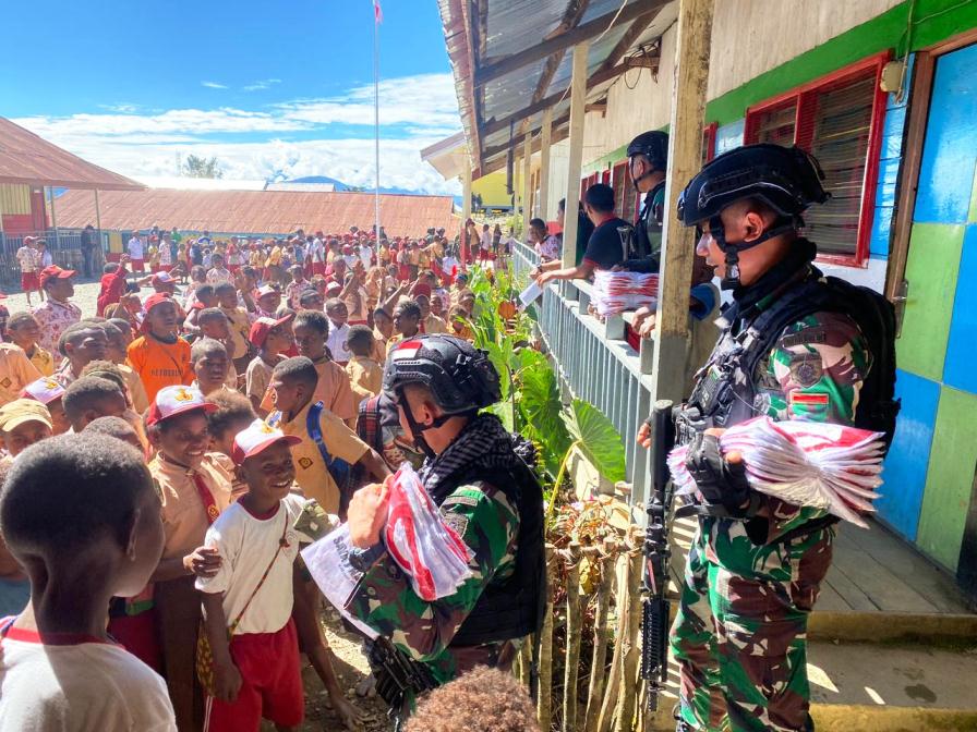 Bangkitkan Asa Anak-anak Surga Papua, Satgas Yonif PR 330/Tri Dharma Serbu Sekolah