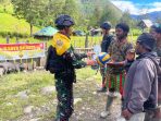 Pererat Persaudaraan Dengan Pemuda Mayuberi, Satgas Mobile Raider 300 Siliwangi Bantu Sarana Olahraga