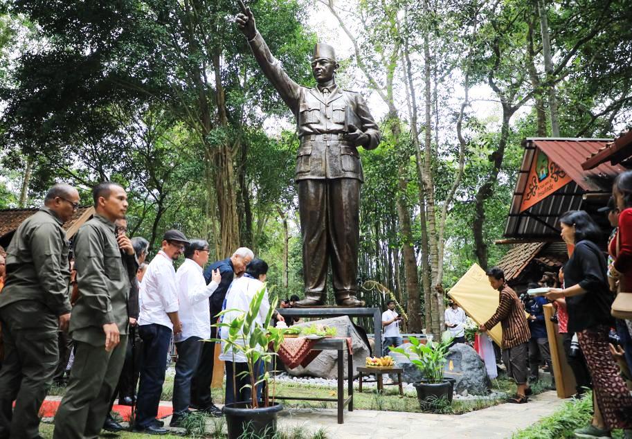 Dampingi Megawati Resmikan Patung Bung Karno, Ganjar : Pancasila In Action Butuh Pendekatan Budaya