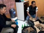 Grebek Sebuah Kontrakan di Manonjaya, Tim Patroli Maung Galunggung Polres Tasikmalaya Kota Amankan Ratusan Botol Miras
