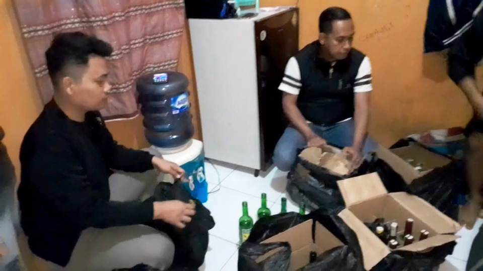 Grebek Sebuah Kontrakan di Manonjaya, Tim Patroli Maung Galunggung Polres Tasikmalaya Kota Amankan Ratusan Botol Miras