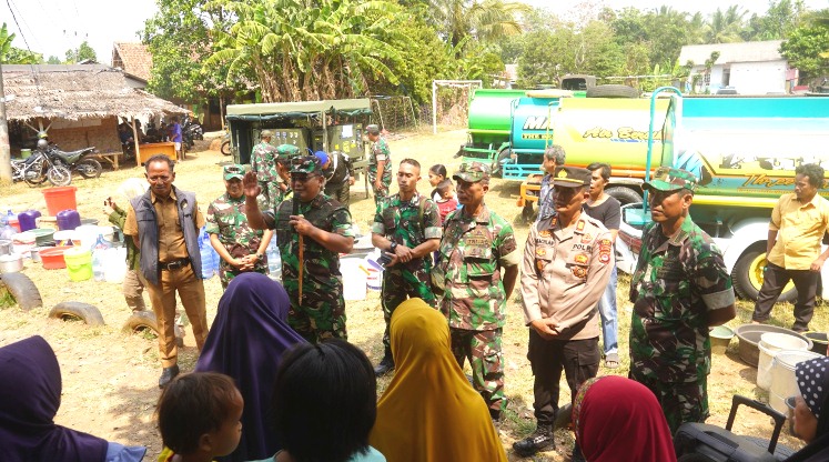 Prajurit TNI Korem 064/MY Bantu Salurkan Air Bersih Kepada Warga Terdampak Kekeringan di Kabupaten Lebak