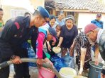 Kekeringan Akibat Kemarau, Sat Brimob Polda Jabar Salurkan Bantuan Air Bersih Kepada Masyarakat di Jelegong Rancaekek