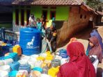 Personil Brimob Polda Jabar Salurkan Bantuan Air Bersih Kepada Warga Terdampak Kekeringan di Sukawening Garut