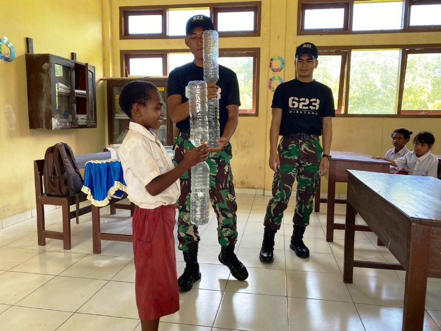 Pendekatan Sains, Satgas Yonif 623/BWU Ajarkan Siswa SD di Distrik Mubrani Papua Cara Buat Tornado dari Bahan Bekas