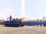 Presiden RI Joko Widodo menaiki tank amfibi Marinir BMP 3F saat pengecekan pasukan selaku inspektur upacara HUT TNI ke-78 didampingi Panglima TNI Laksamana TNI Yudo Margono