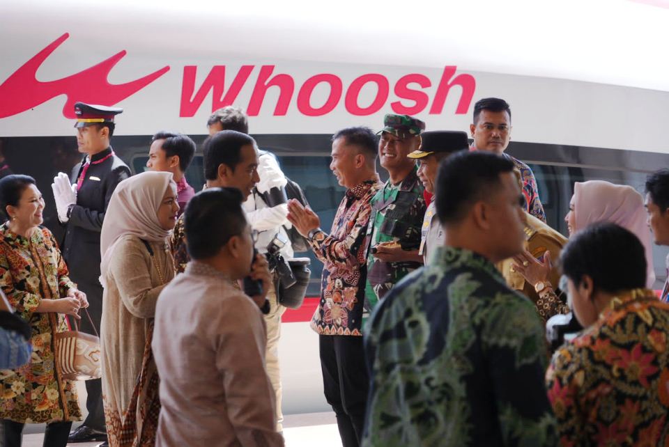 Kapolda Jabar Sambut Presiden Jokowi Dalam Rangka Peresmian Kereta Cepat Whoosh