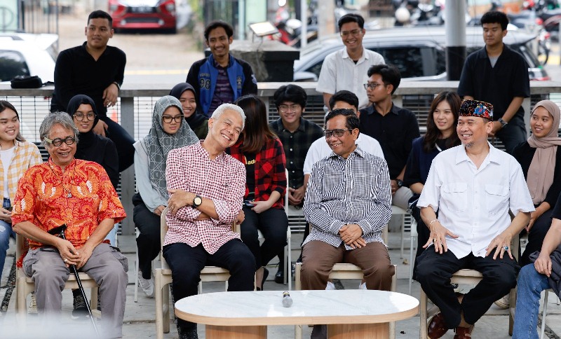 Eskalasi Politik Meningkat, Ganjar-Mahfud Malah Guyon Bareng Komika dan Budayawan
