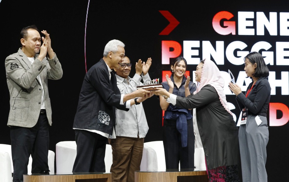 Yenny Wahid Beri Kue Kepada Ganjar, "Selamat Ulang Tahun Presiden"