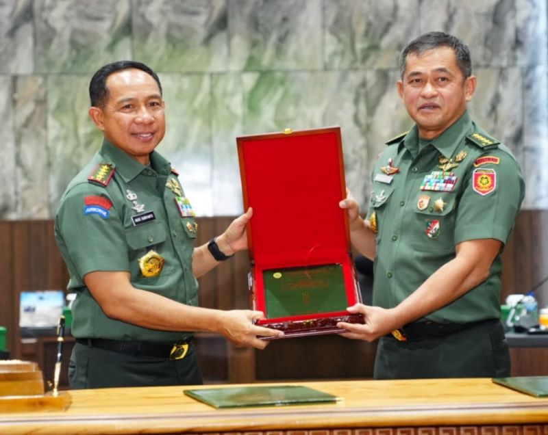Panglima TNI Jenderal TNI Agus Subiyanto Serah Terimakan Risalah Kasad