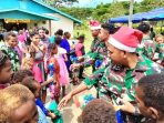 Natal Membawa Kebahagiaan dan Kedamaian Anggota Satgas Yonif 122/TS Bagikan 400 Bingkisan Untuk Anak-anak Kampung Banda