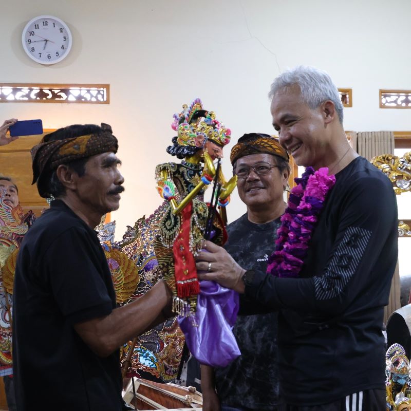Dapat Cenderamata Wayang Golek Ksatria, Ganjar Jadi Simbol Harapan Seniman Tradisi