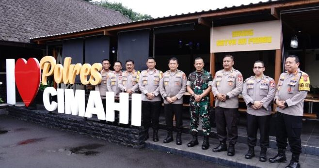 Koorsahli Kapolri Tinjau Pemungutan Suara Bersama Wakapolda Jabar di Wilayah Polres Cimahi