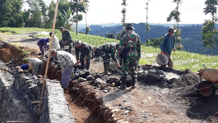 Satgas TMMD Kodim 0706/Temanggung dan Warga Genjot Pekerjaan Talud