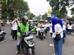 PWI Kota Bandung Bagikan Ratusan Paket Makanan Buka Puasa kepada Warga dan Pengendara