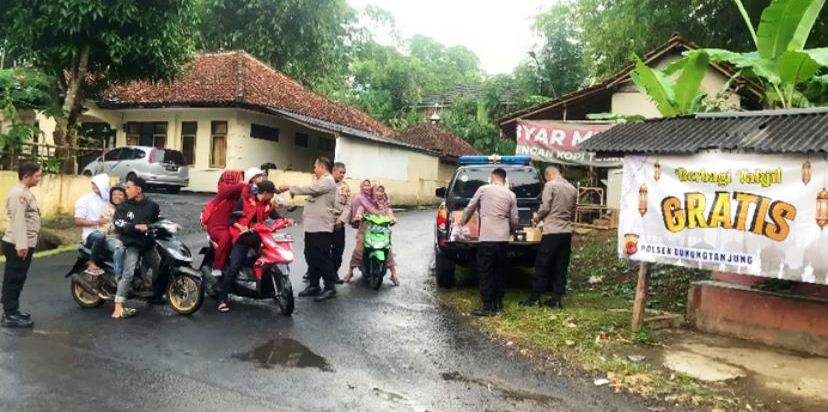 Kapolsek Gunungtanjung Bagikan Takjil Gratis