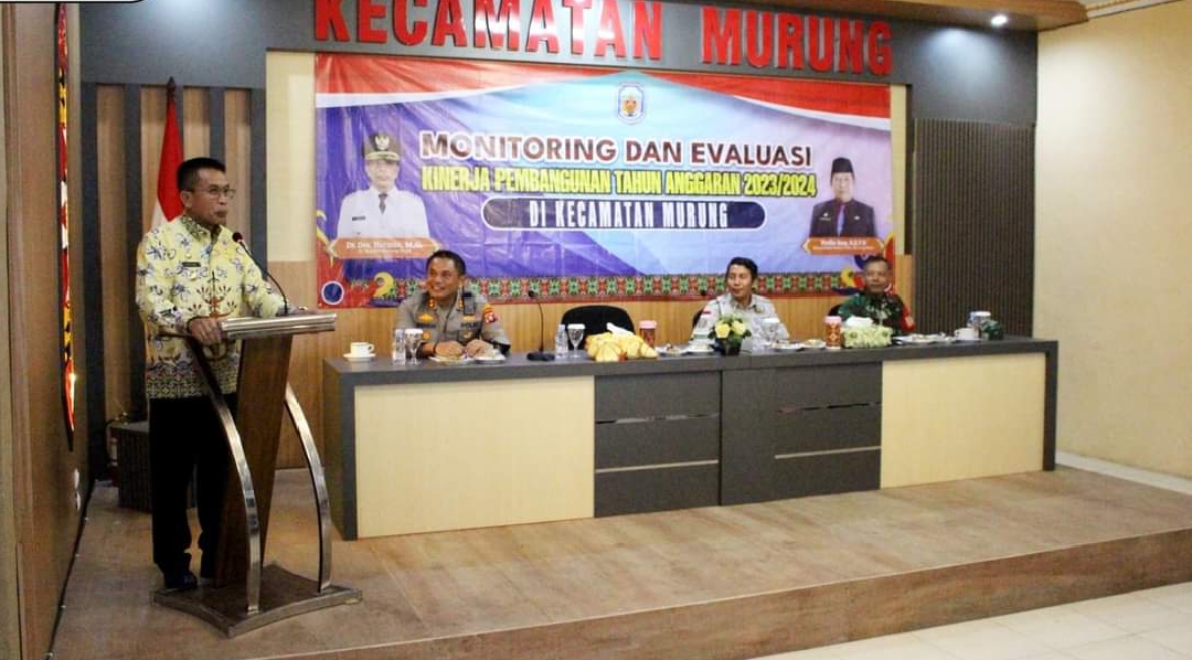 Pj Bupati Murung Raya Dr Drs Hermon Msi saat membuka kegiatan monitoring dan evaluasi di Kantor Kecamatan Murung Kemandirian Pangan